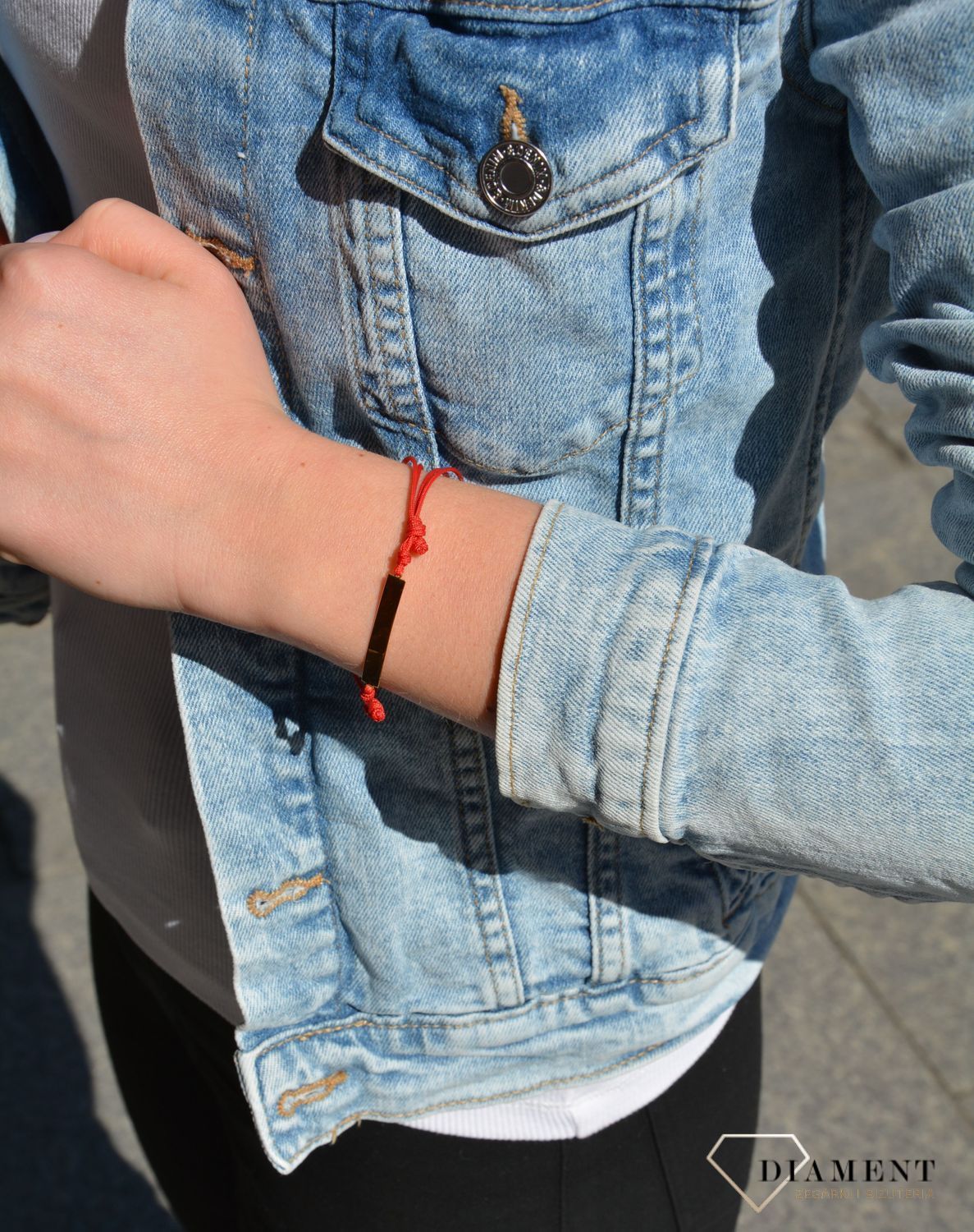 Bransoletka na modnym, czerwonym sznureczku z elementem ozdobnym w kształcie prostej blaszki. Bransoletka z możliwością graweru. Idealny pomysł na prezent.  (1).jpg